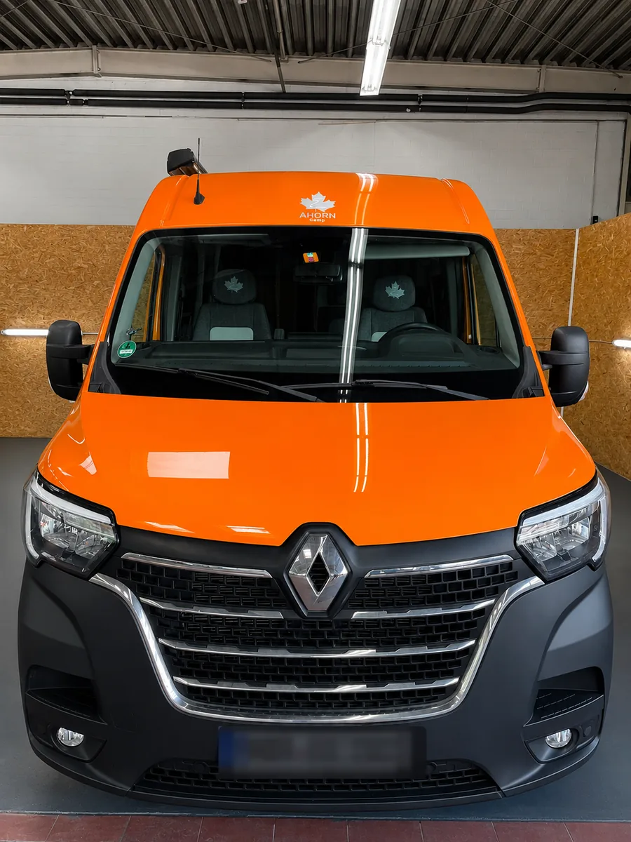 Derselbe Renault-Transporter mit spiegelnd glänzender Motorhaube nach der professionellen Politur durch Emder Lack & Glanz