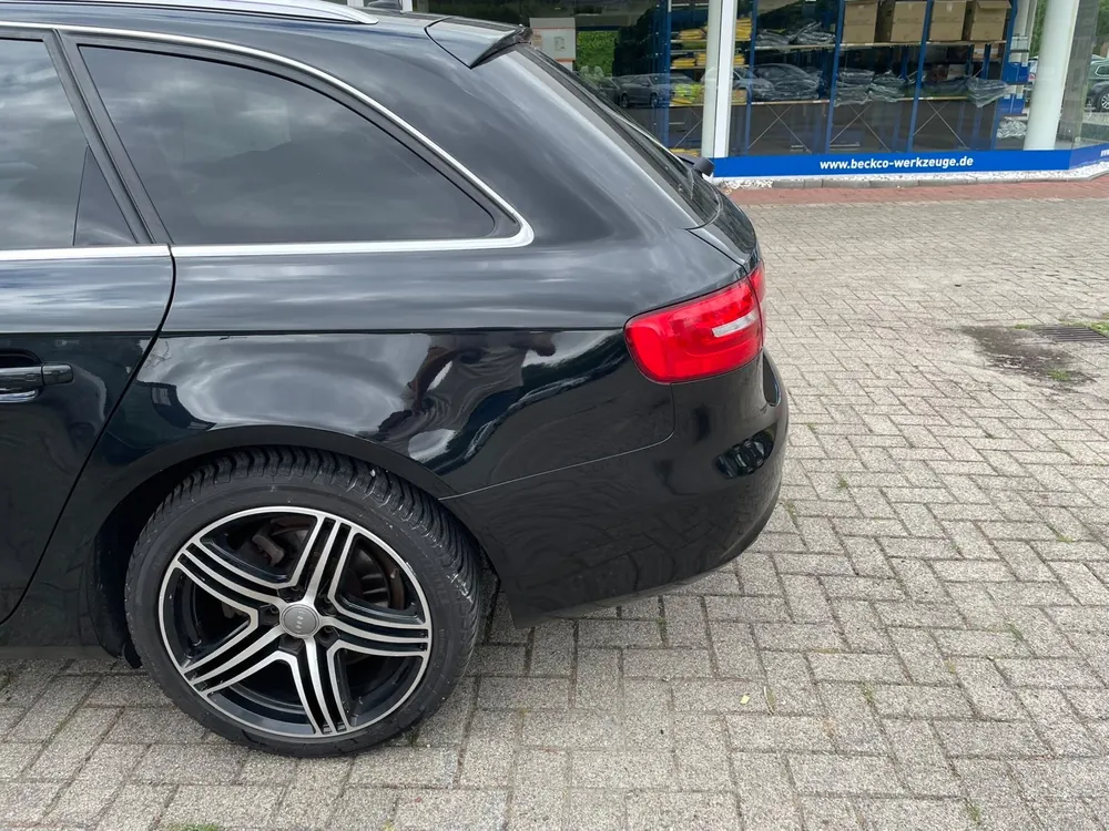 Schwarzer Audi Avant mit spiegelndem Lack nach professioneller Aufbereitung