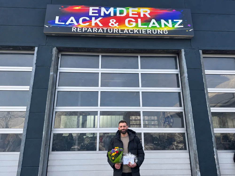 Bilal Temsah, Inhaber von Emder Lack & Glanz, vor der Werkstatt in Emden